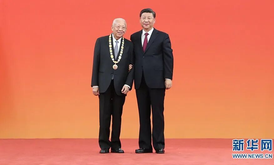 2019年9月29日，在首次举行的中华人民共和国国家勋章和国家荣誉称号颁授仪式上，习近平主席亲手为董建华戴上”‘一国两制’杰出贡献者”国家荣誉称号奖章。