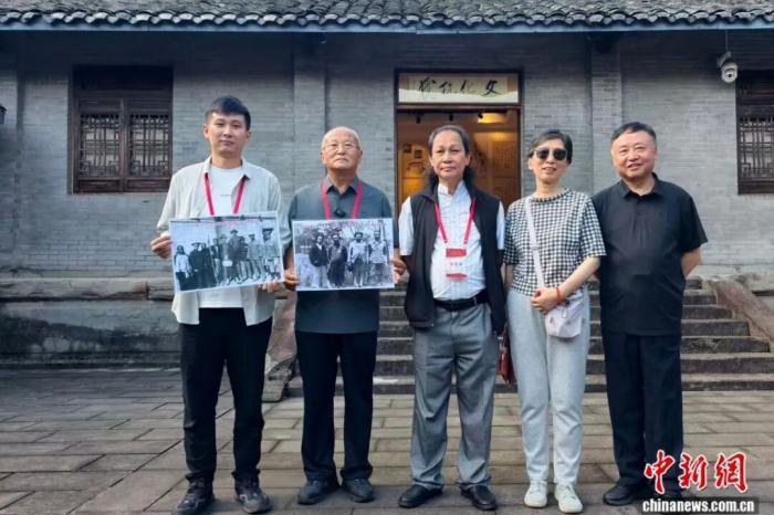 图为李济后人李宁(右二)、董作宾后人曾慕德(右三)与张四平、张栋梁合影。受访者供图