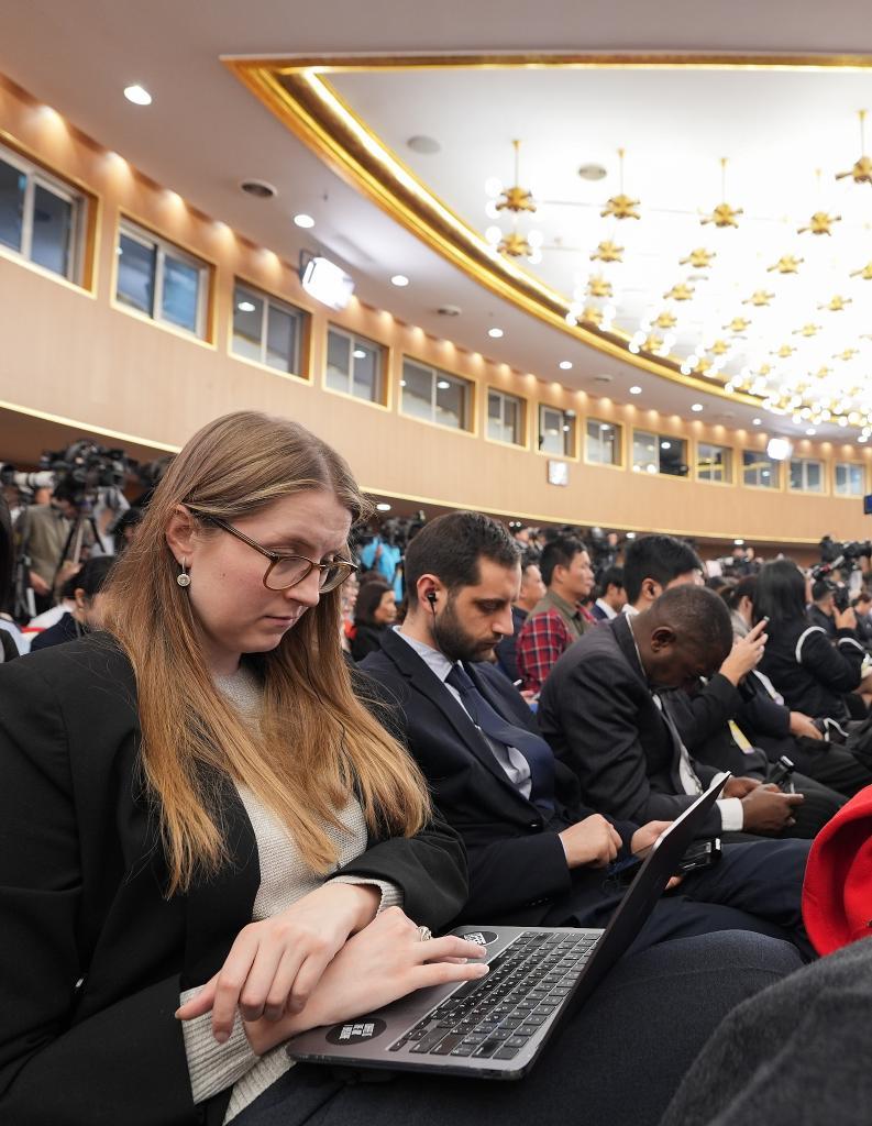 3月8日，十四届全国人大四次会议在北京梅地亚中心新闻发布厅举行记者会。这是记者在现场采访。新华社记者 王曦 摄