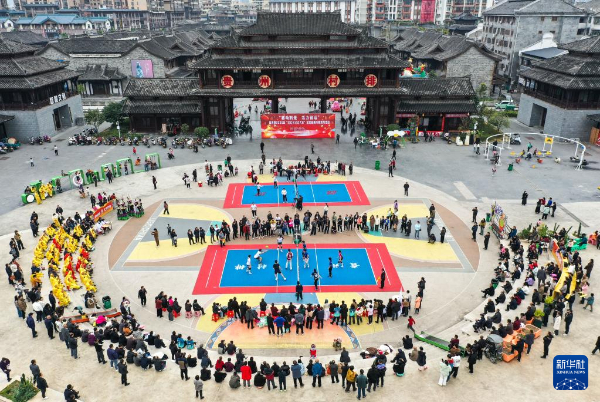 2026年2月21日，人们在观看“村排”比赛（无人机照片）。新华社记者 杨文斌 摄