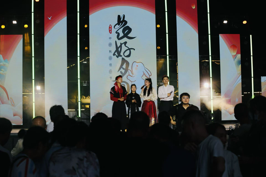 美心红酒小镇景区中秋主题演艺现场。景区供图