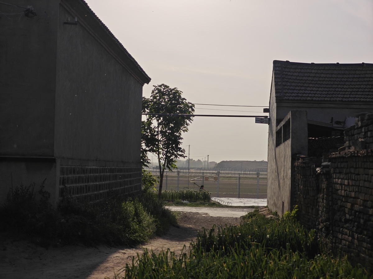 十西村紧邻机场围网（极目新闻记者摄）