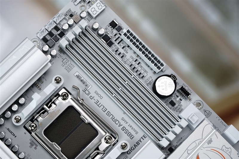 纯白搭配二次元!技嘉B850 AORUS ELITE-P ICE雕妹主板装机体验