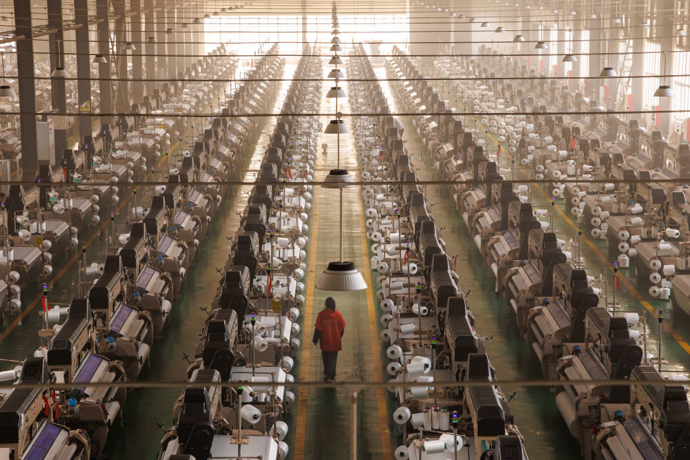 2026年4月17日，在贵州省毕节高新技术产业开发区一家纺织企业内，机器开足马力全力生产。新华社记者 刘续 摄