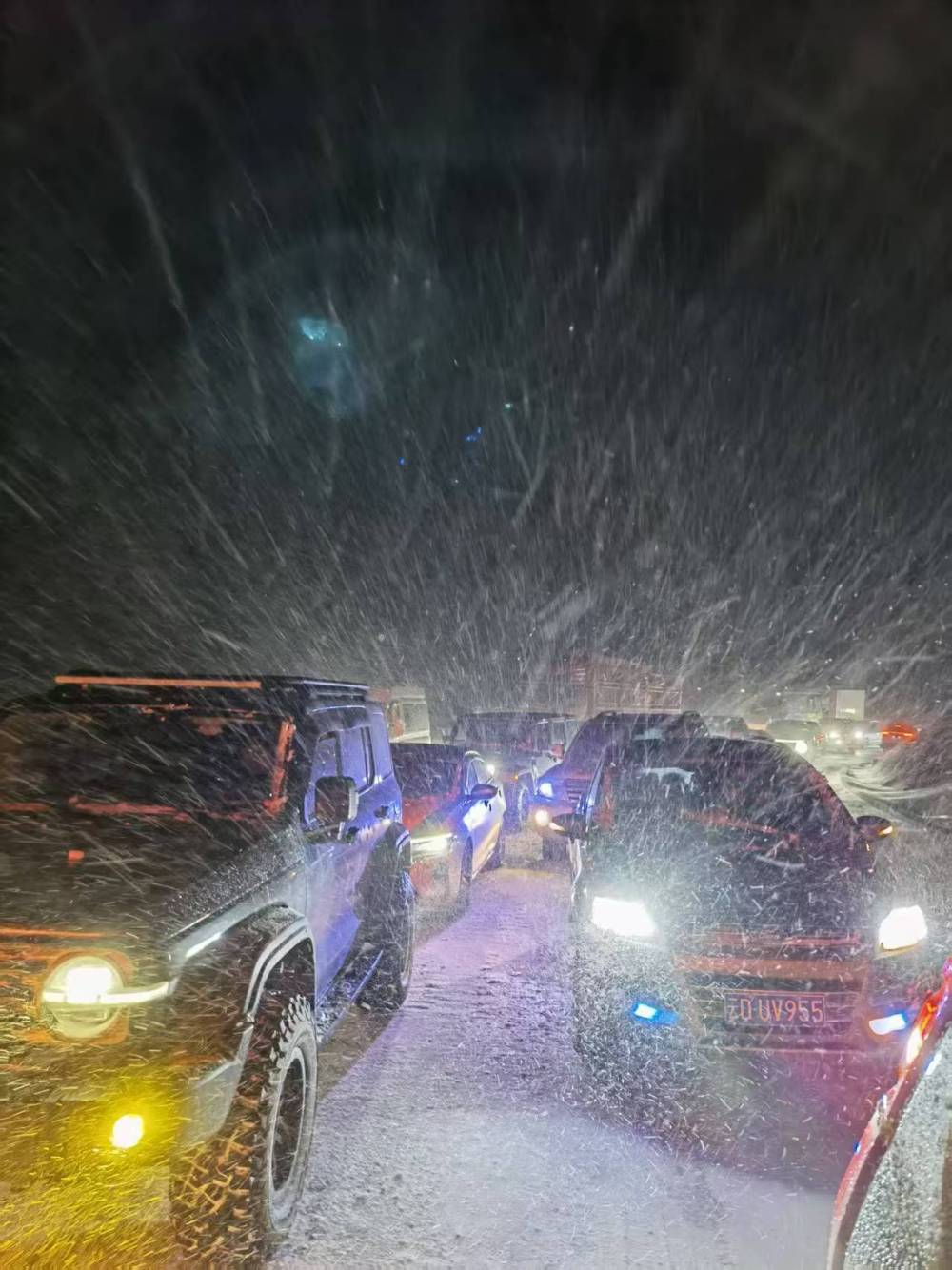 2025年11月1日,折多山上因大雪堵车。新华社记者张旭东 摄