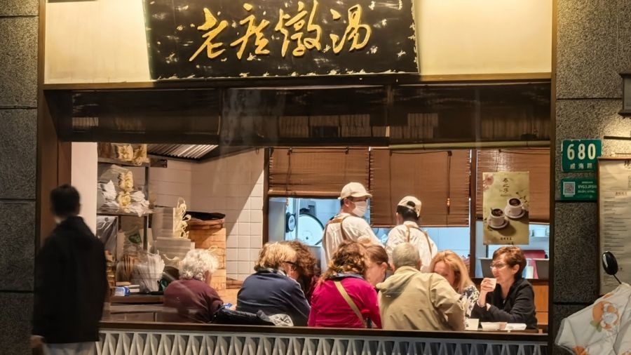 外国游客在上海街头小店用餐。