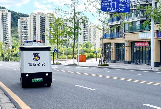 智能无人巡逻警车。