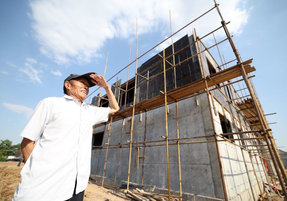 2026年6月9日，李连成在河南省濮阳县庆祖镇西辛庄村查看村居改造工程进展。