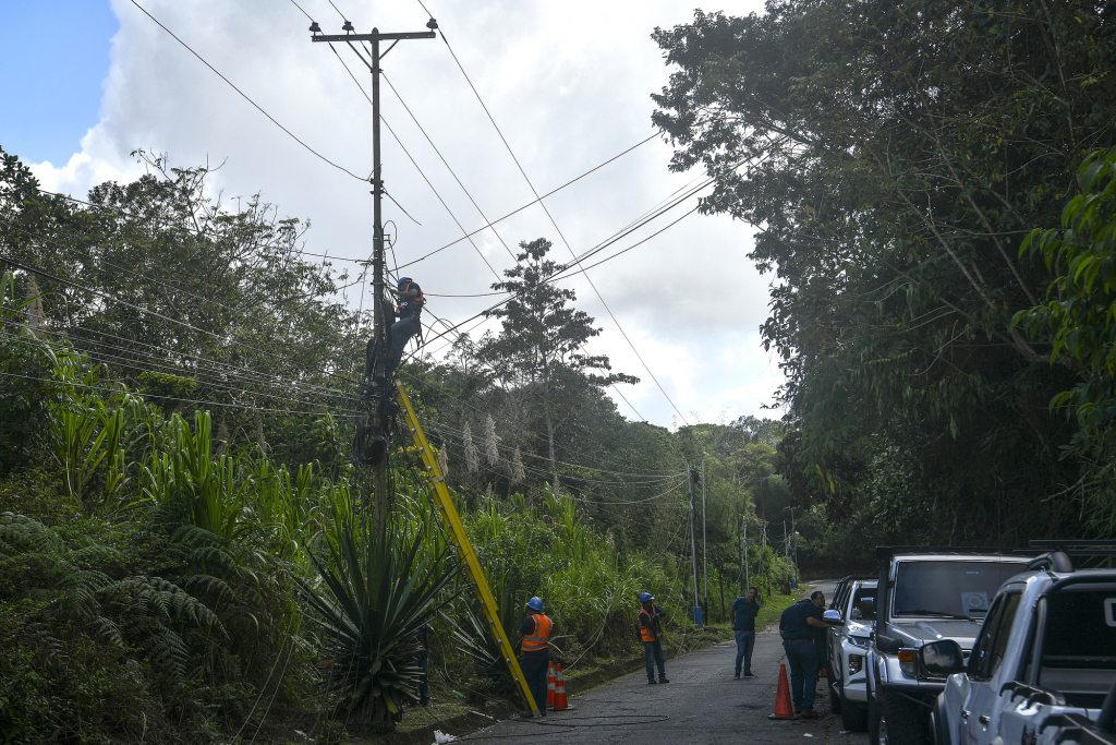 1月5日,委内瑞拉加拉加斯,工人正在埃尔火山地区抢修光纤和电力线路。该市是首批遭到美军袭击的地区之一。