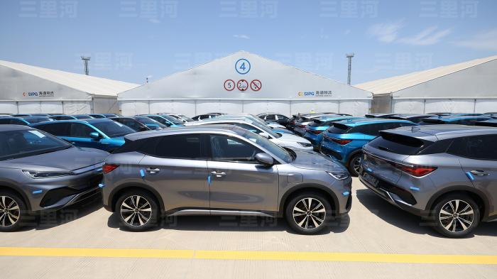 2025年6月16日，江苏苏州，在太仓港汽车码头，滚装船正在装载国产新能源汽车及工程车辆，出口至欧洲及其他海外市场。