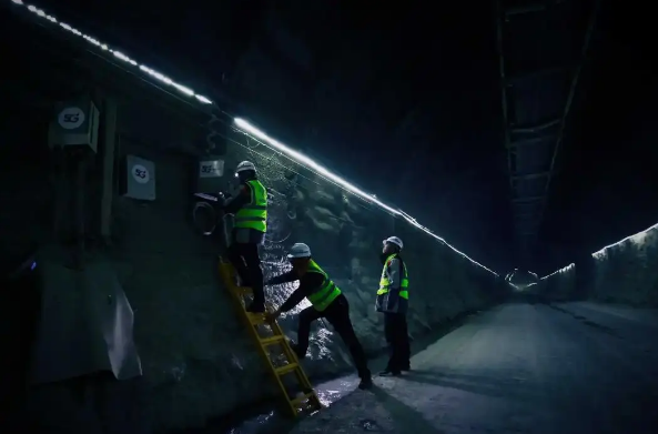 世界最长高速公路隧道通车 电信信号覆盖率达100%