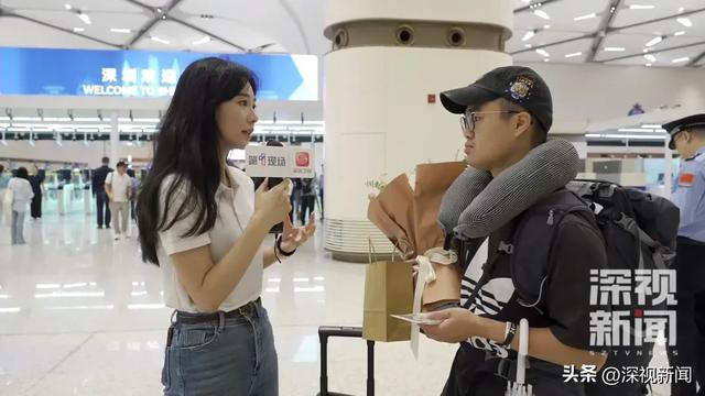 首位经人工查验通道的入境旅客黄先生