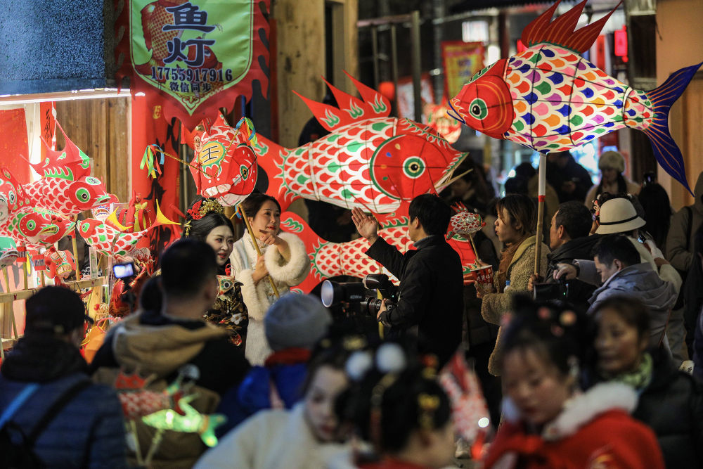 2月7日，游客在安徽省歙县瞻淇村游玩。新华社发（樊成柱 摄）