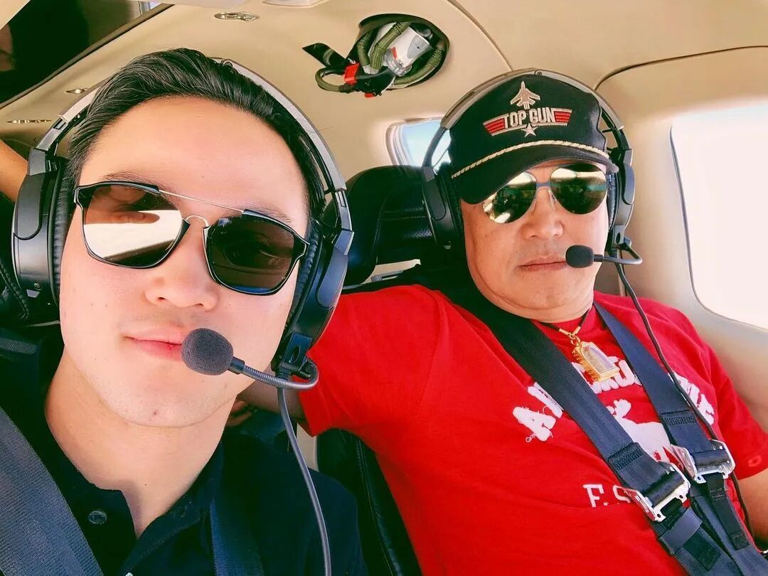 ·佩克与阿努廷驾驶飞机。(其个人社交媒体)