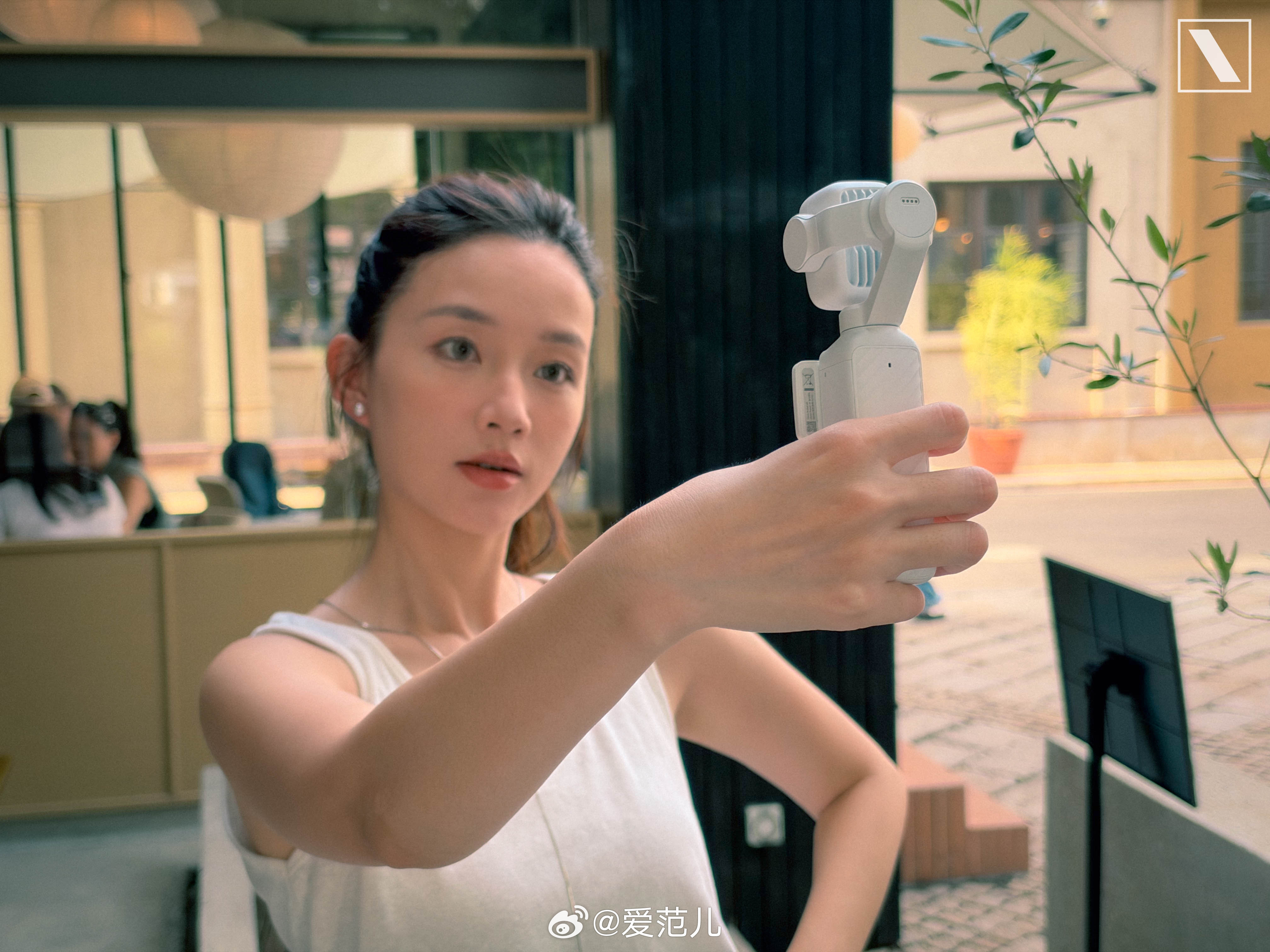 #爱范儿图赏#｜白色 Pocket 4P：清清爽爽换身新衣裳 爱范君