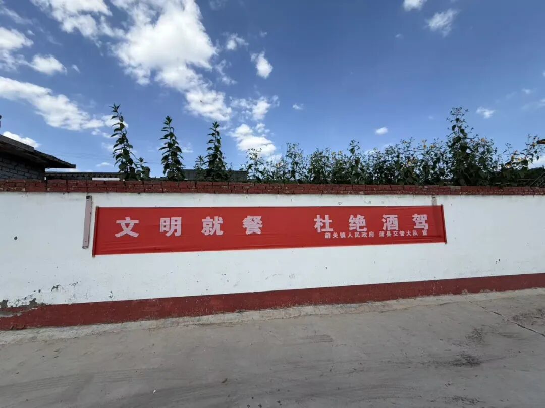▲事发路段不远处，就有杜绝酒驾的提示。图/卿荣波