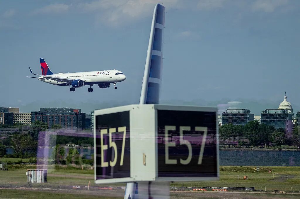 当地时间2026年5月7日，美国弗吉尼亚州阿灵顿，达美航空一架客机准备降落。据美国旅游协会数据，因为霍尔木兹海峡局势持续动荡，机票价格较去年同期大幅上涨。图/视觉中国