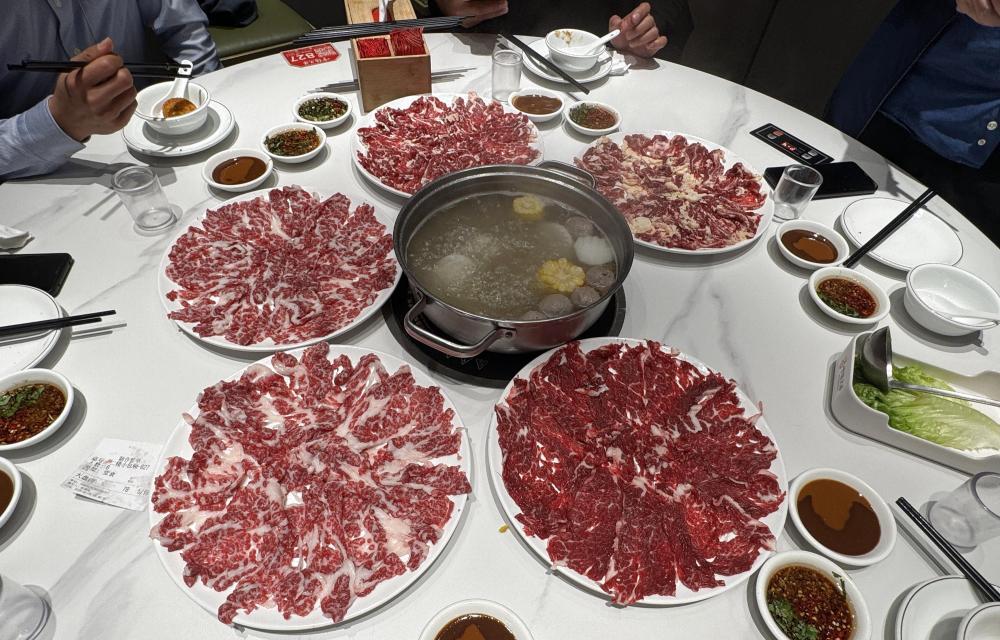 市民在潮州一家牛肉火锅店用餐。（受访者供图）