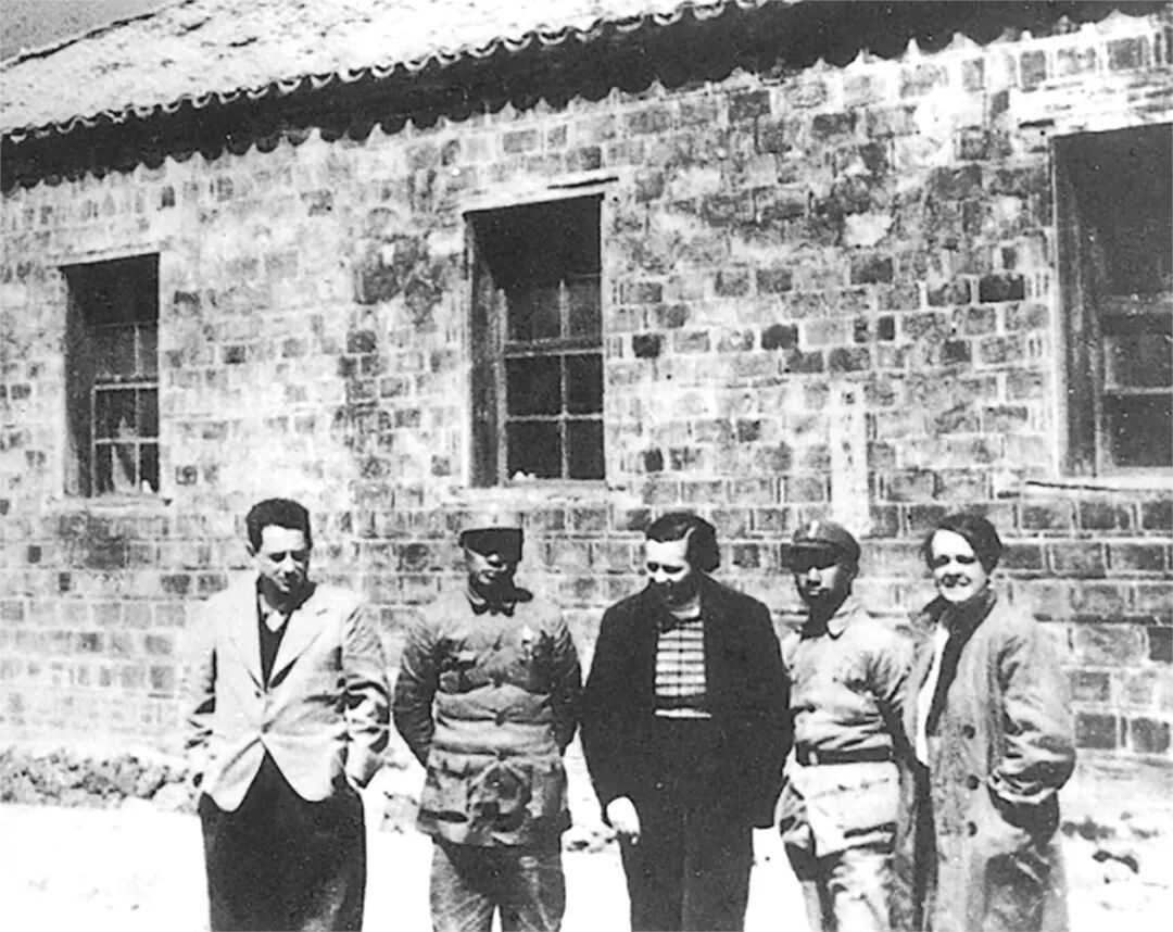 汉斯&middot;希伯（左一）与陈毅（左二）、粟裕（右二）、史沫特莱（右一）、琼&middot;尤恩（右三）在皖南泾县合影。