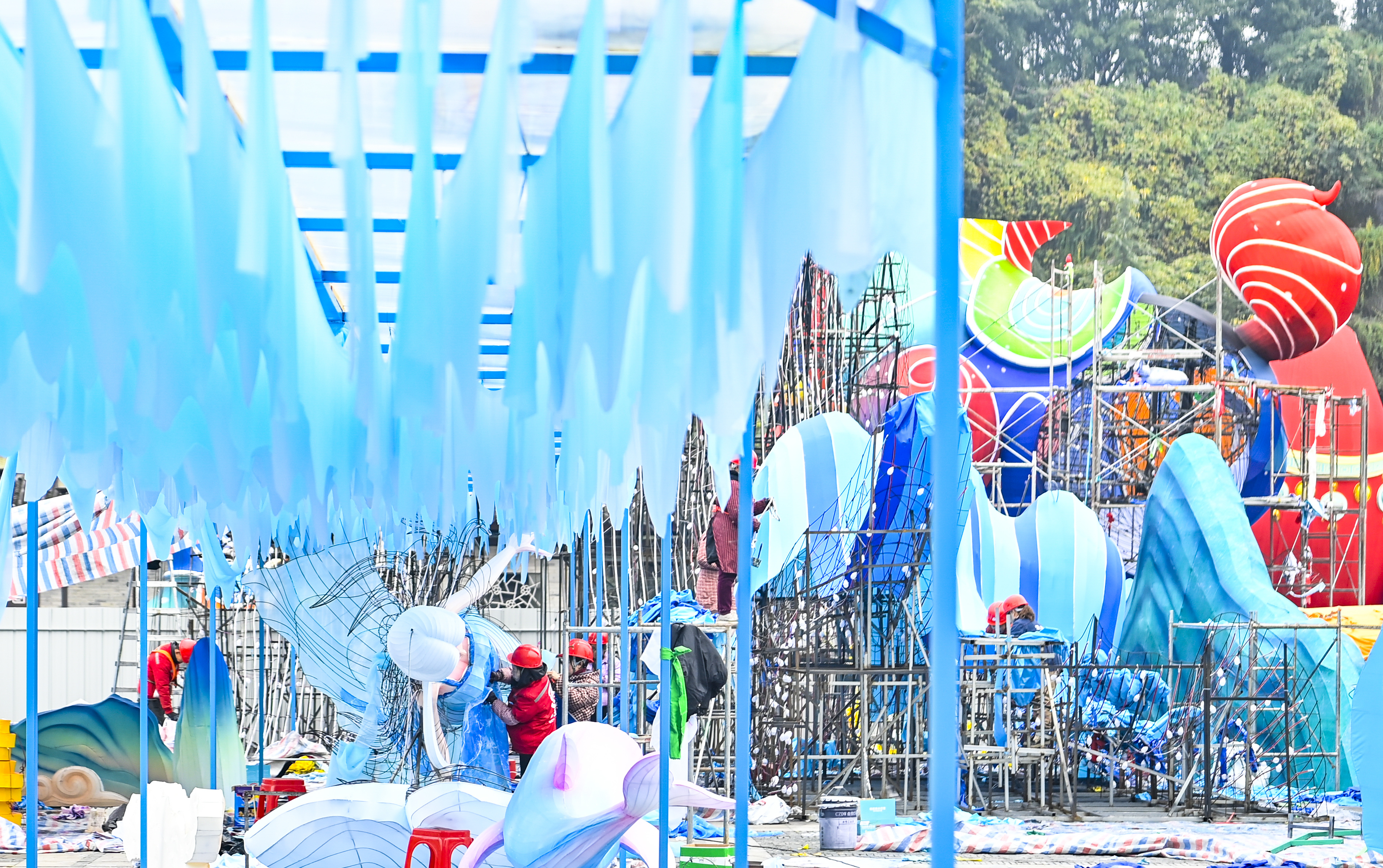 ▲2026重庆市新春灯会——“禧欢霓”园博园大型水上灯会现场，工人正加紧搭建各种造型的彩灯。记者 齐岚森 摄/视觉重庆