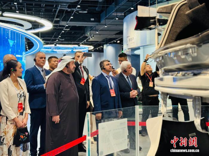 图为多国嘉宾正在了解西安城市科技成果。杨英琦 摄