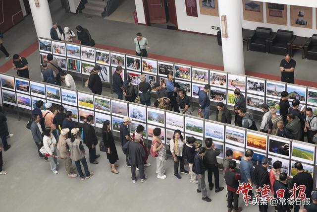 层层排开的摄影佳作吸引众多观众绕行观展