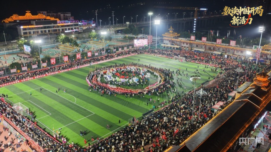“村超”赛场热闹非凡（央广网发 王炳瑞 摄）