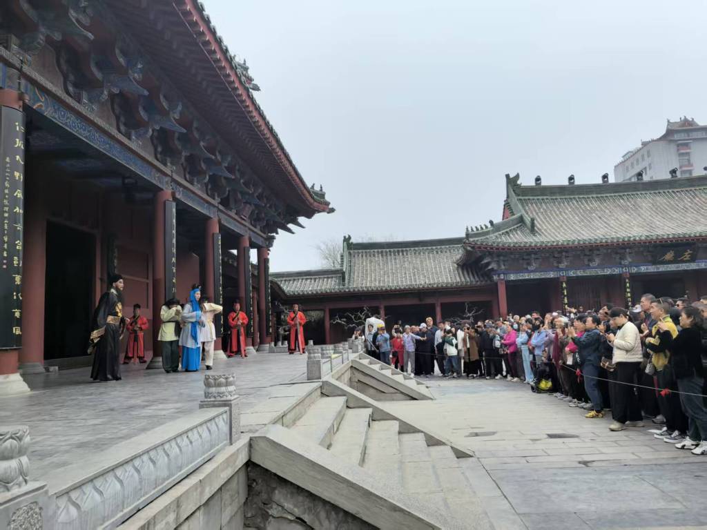 《包公怒铡陈世美》是开封府景区的经典场景,已表演多年,仍深受游客欢迎。