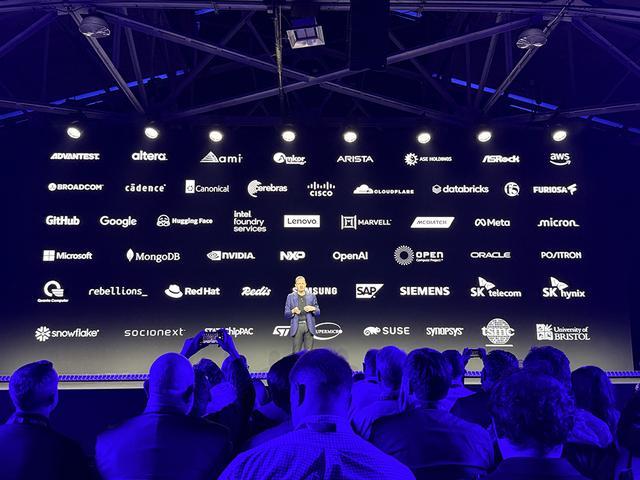 起猛了!Arm推出首个自研CPU,黄仁勋贴大脸发言