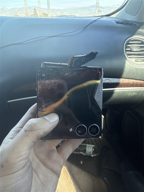 特斯拉Model 3停车状态车内起火 三星手机成怀疑对象