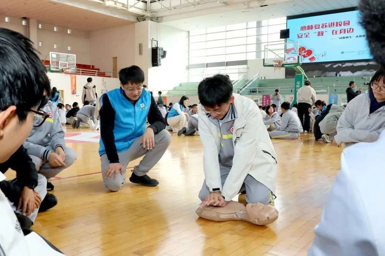 李昭颖(图中身穿蓝衣者)走进校园宣传急救科普知识(央广网发 受访人供图)