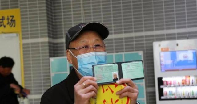 谁说没有长期驾驶证配资炒股配资网站，取得驾照满6年第一次换证就是10年有效期，再过10年换证直接变长期证，70岁后C1照样长期不用测三力但必须年年体检-有驾