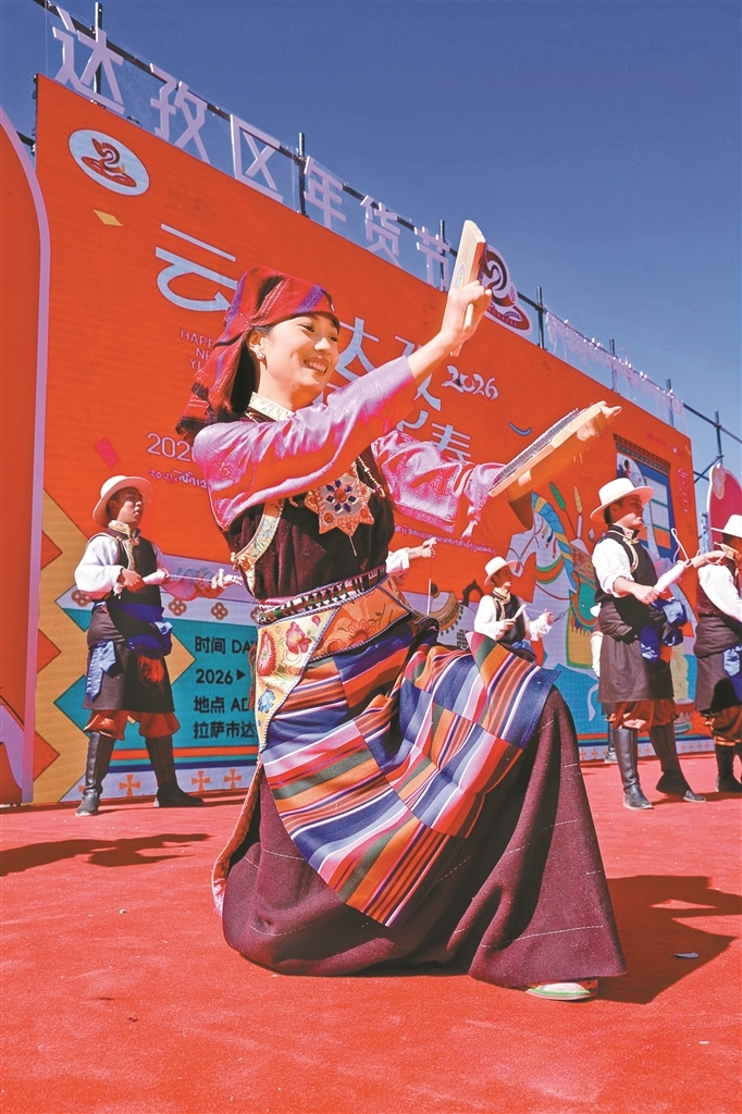 演员在开幕式上表演节目。