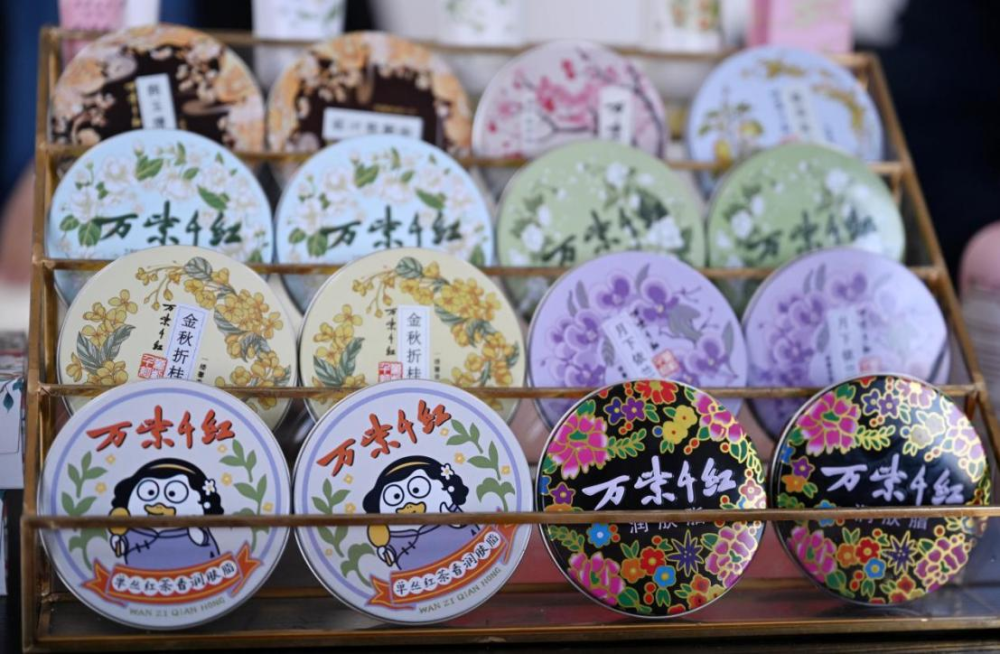 1月20日,在天津一家店铺拍摄的护肤品牌“万紫千红”系列产品。新华社记者 赵子硕 摄