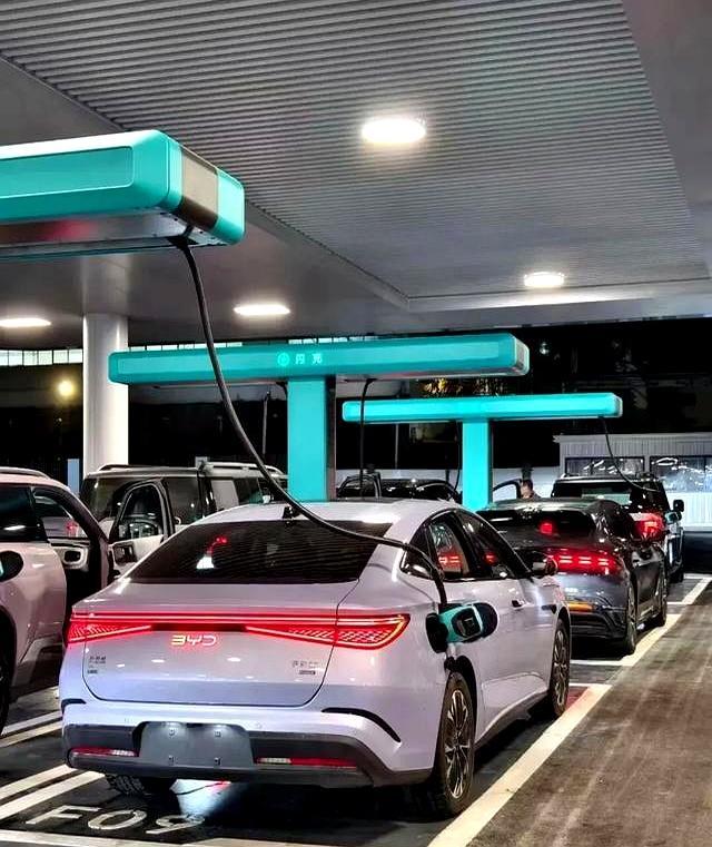 比亚迪超强闪充阵容庞大,首批体验车主口碑来了:比加油还要快-有驾