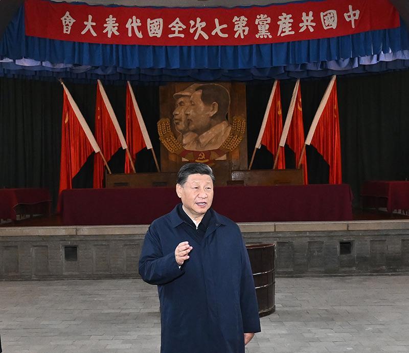 △2022年10月27日,习近平总书记带领中共中央政治局常委瞻仰延安革命纪念地。这是总书记在杨家岭瞻仰中共七大会址。