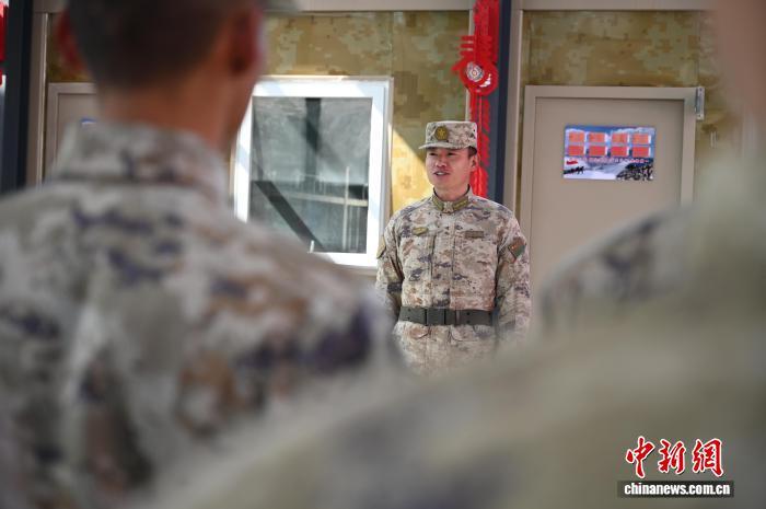 图为仁拉哨所干部王业廷布置春节任务。赵朗 摄