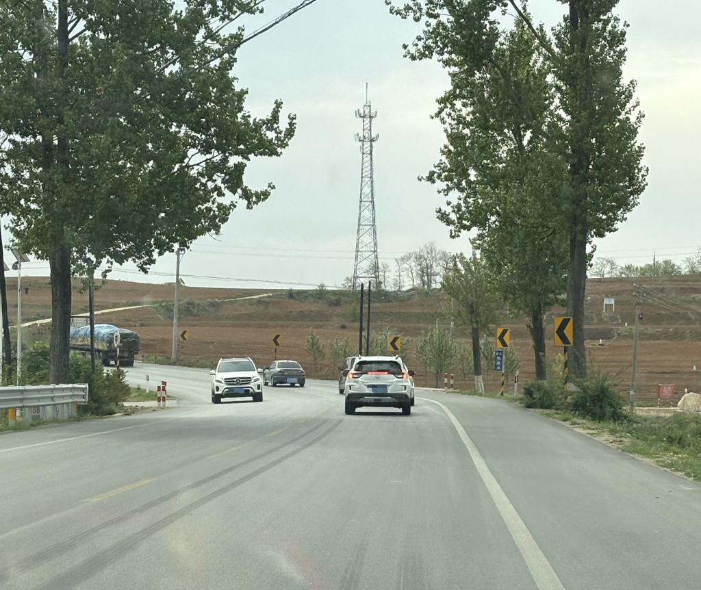 事发地附近的急弯路段。