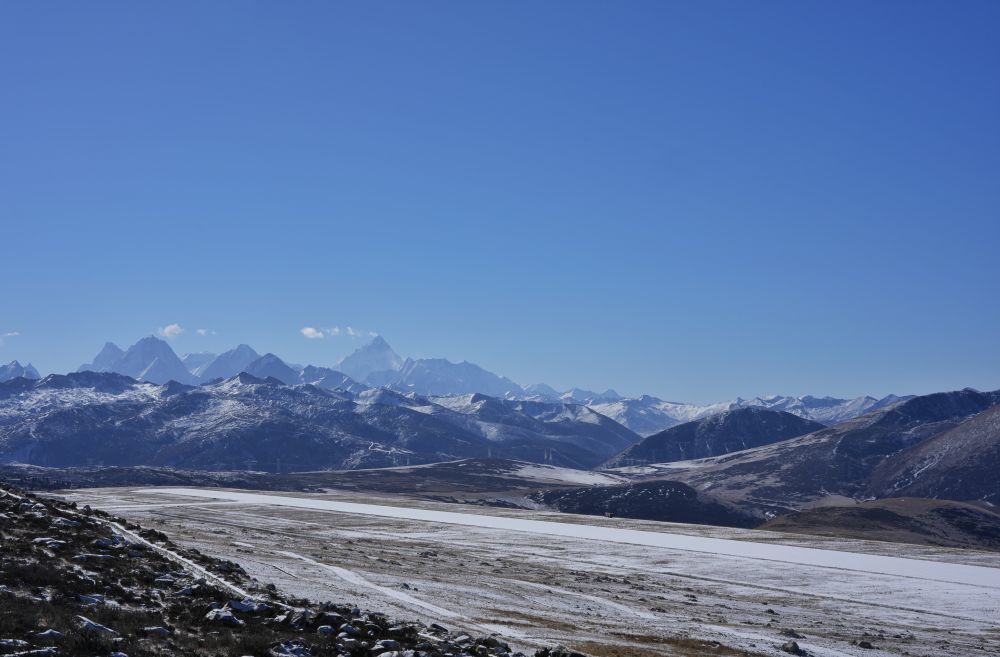 折多山上可远眺贡嘎雪山。新华社记者刘坤 摄