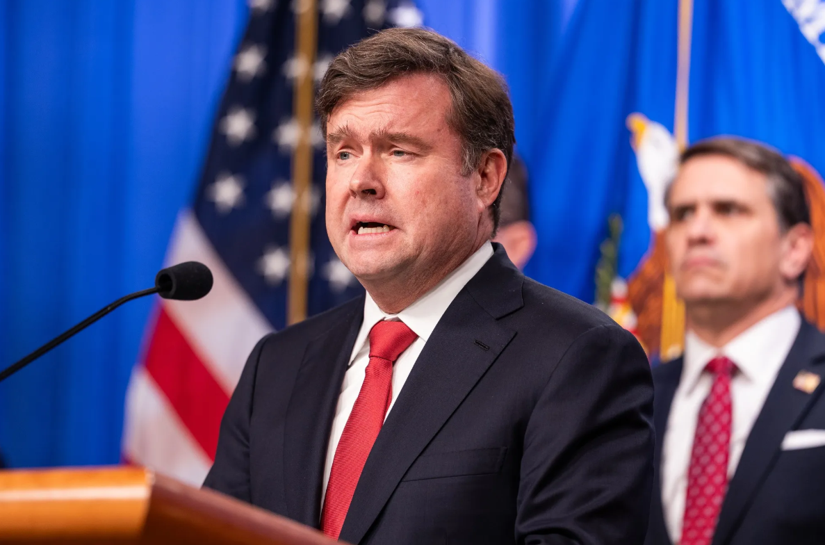 美国财政部负责恐怖主义和金融情报的副部长约翰·赫尔利,资料图 图源:美媒