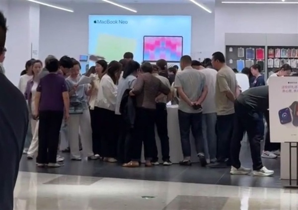高考刚结束苹果商店就被挤爆：家长花2万多扎堆为孩子购置苹果四件套