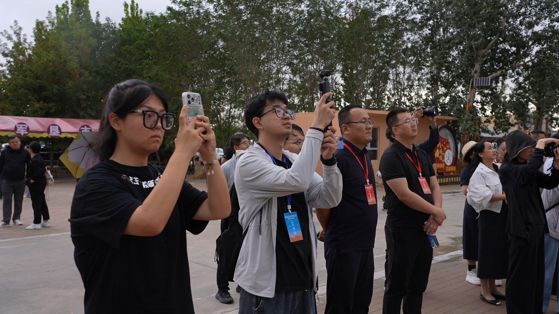 参会代表深入老一营军垦旧址开展实地踩线.jpg
