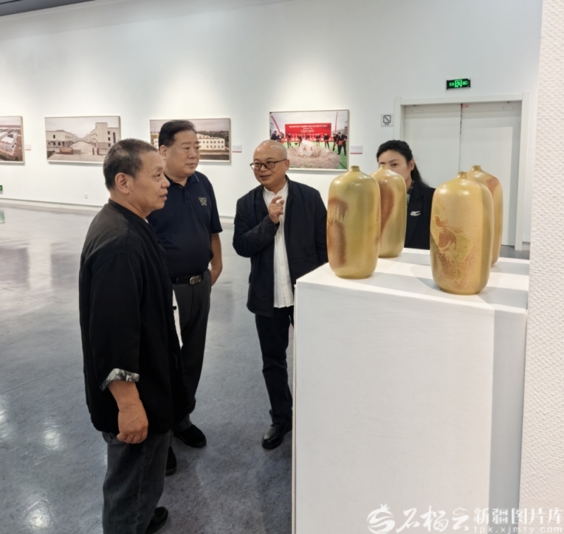 2025年9月30日，“山河相望 豫疆情深”——庆祝新疆维吾尔自治区成立70周年暨各民族交往交流交融（河南援疆）展在河南省美术馆开幕，“新疆新瓷”系列产品受到好评。哈密市融媒体中心供图