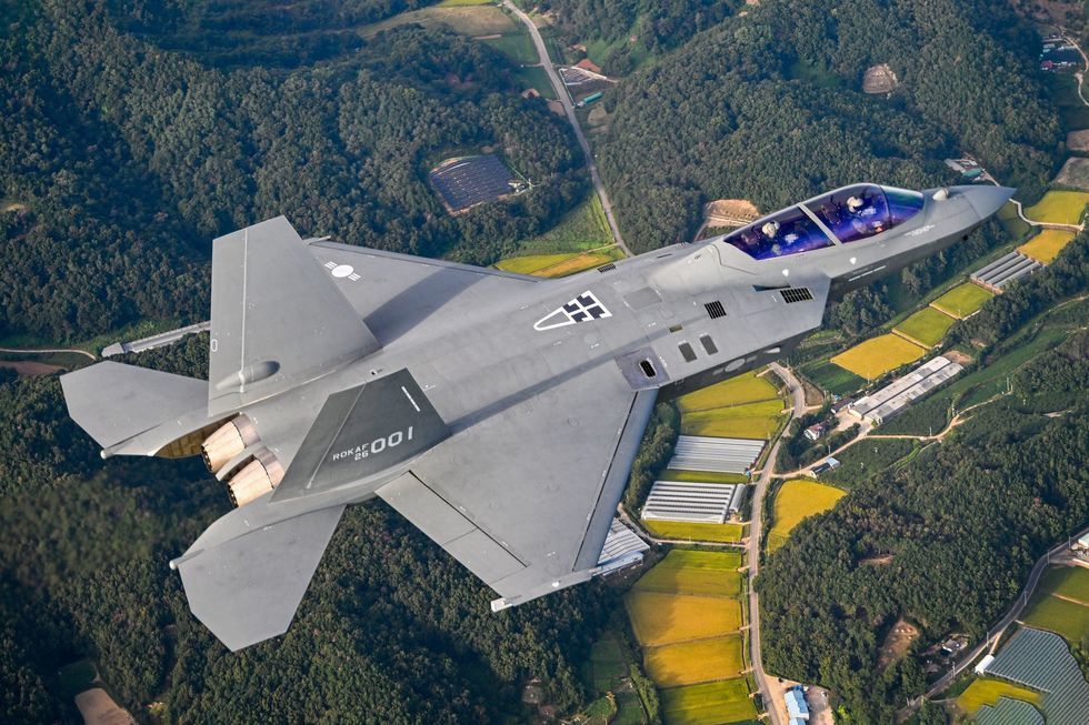 首架量产机交付后在泗川机场上空盘旋致意