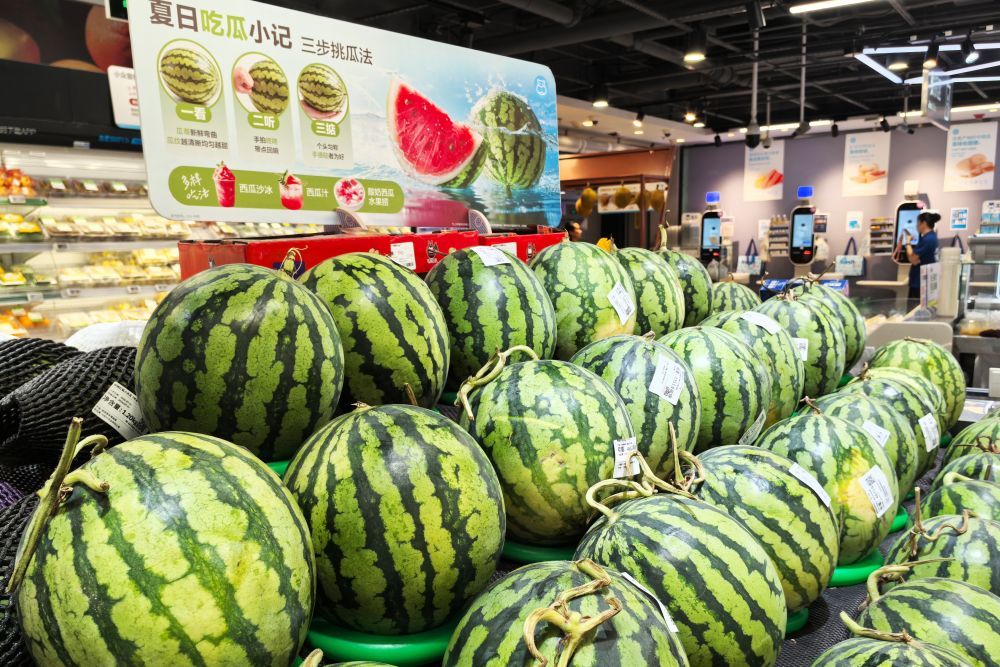 北京市东城区一超市内,西瓜堆满货架。新华社记者 李佳巍 摄