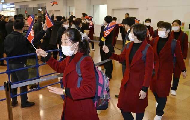 2024年2月,朝鲜女足队员们为参加巴黎奥运会亚洲区最终预选赛,抵达日本东京羽田机场共同社