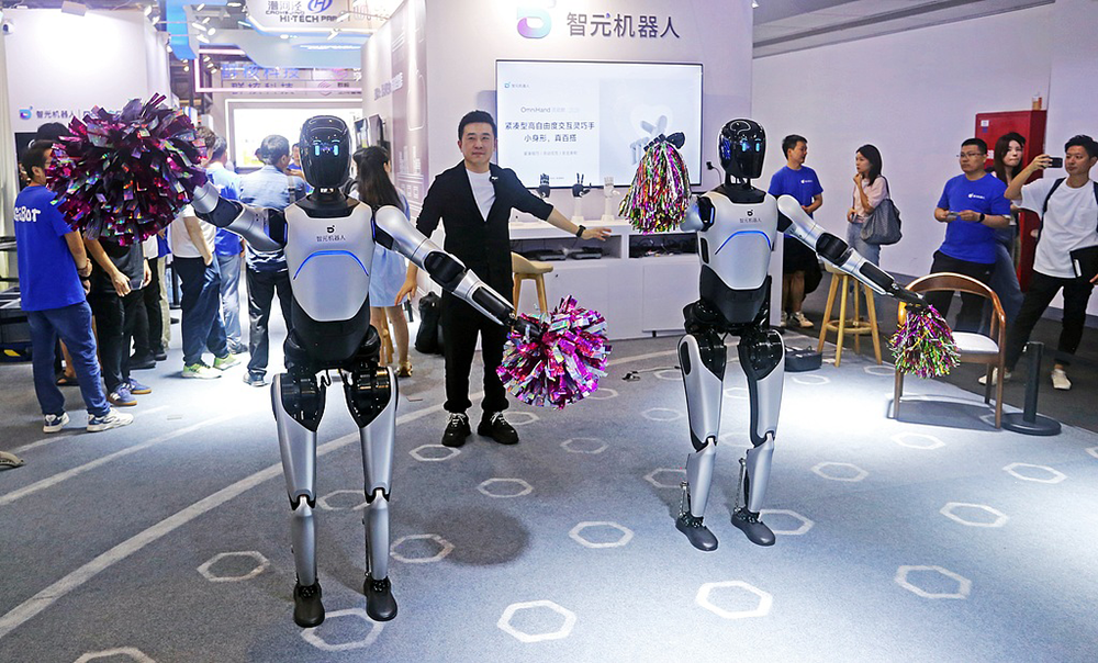 2025年7月26日，2025世界人工智能大会上，智元机器人“远征”表演打鼓、书法、跳舞等才艺。视觉中国 图