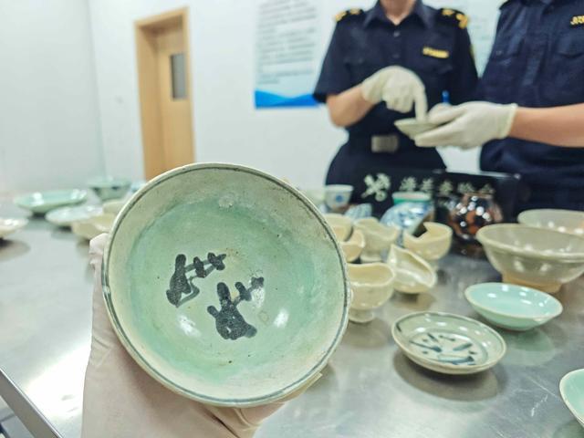 海关人员发现跨境电商出口包裹内有大量瓷碗、瓷瓶、瓷碟及残片。