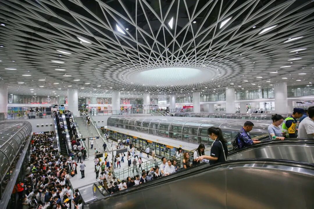 深圳凭1.51万人次每公里日的客运强度登顶全国。图为深圳地铁岗厦北站。（图/视觉中国）