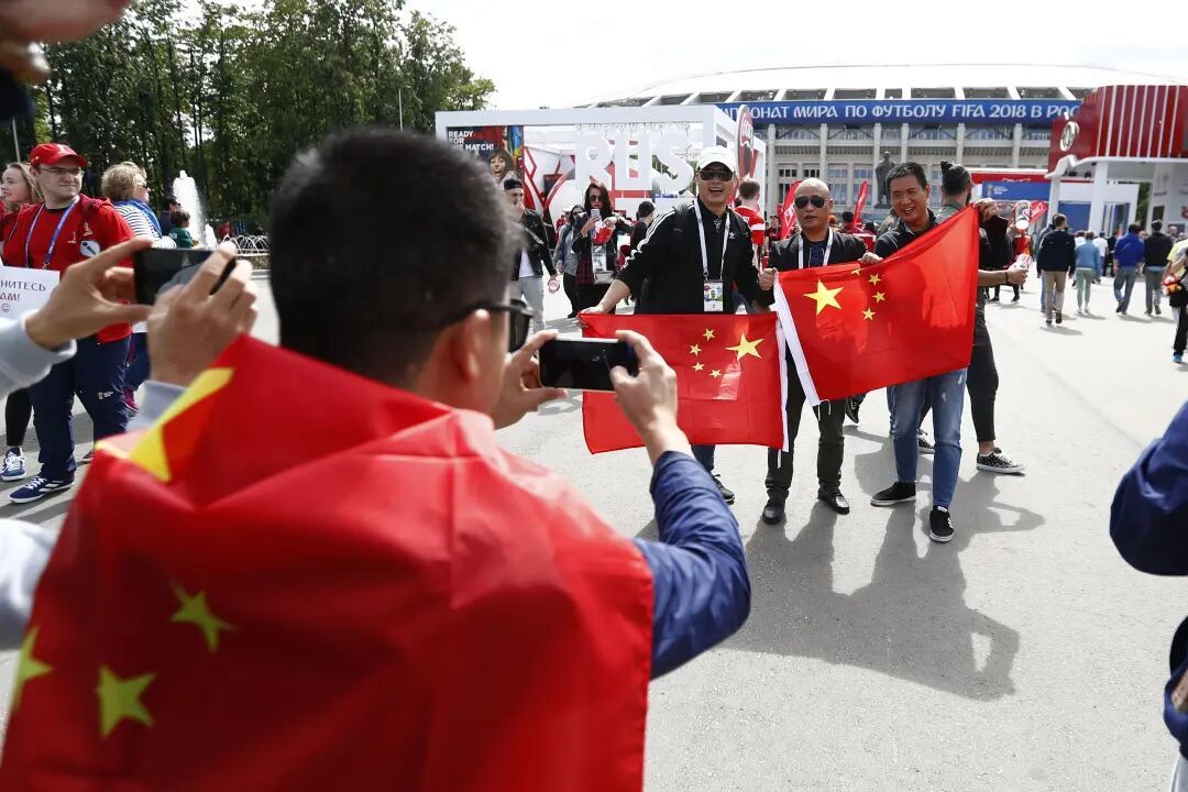 2018年6月14日，世纪杯揭幕战前，中国球迷在场外合影。